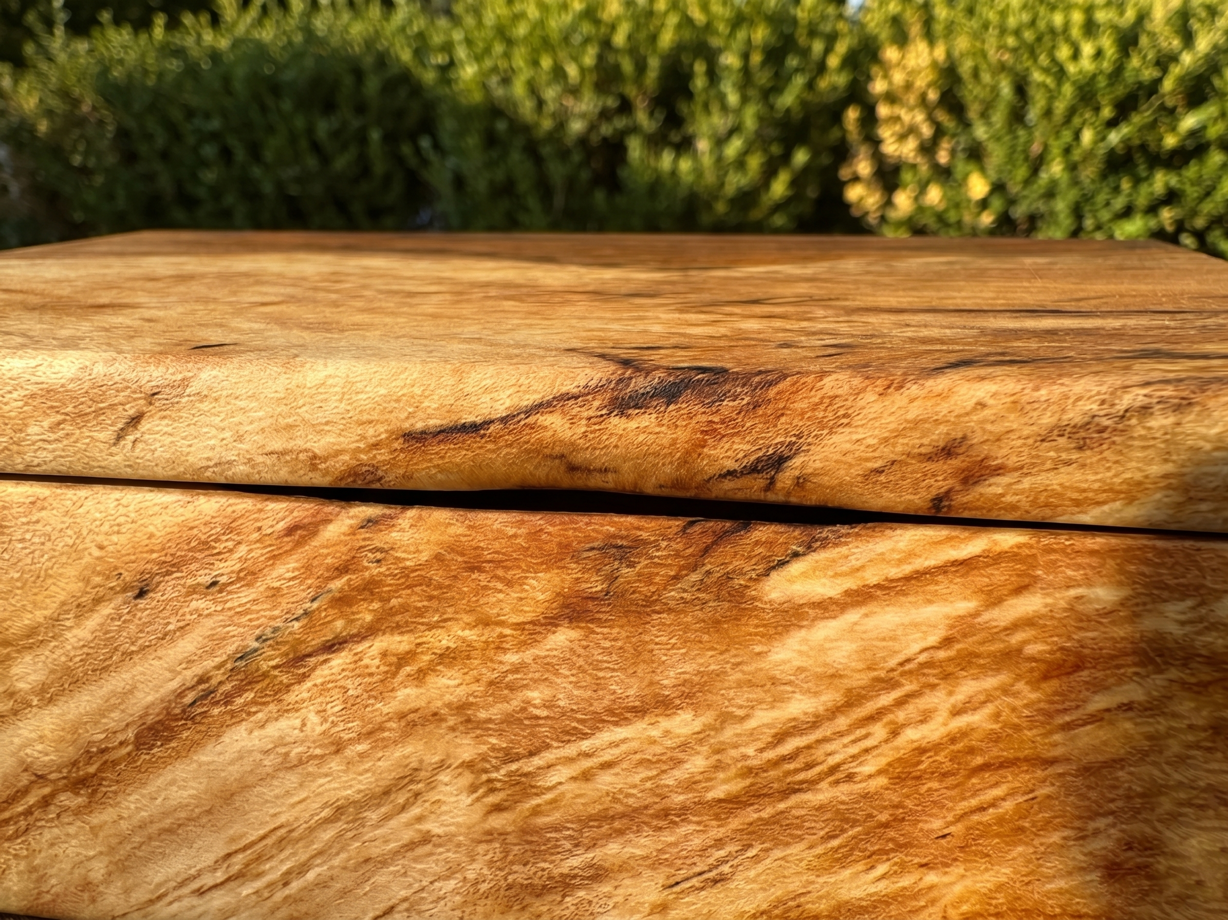A close-up of the small cleft cut into the front edge of the lid, the finger-grip that Allen's question produced.
